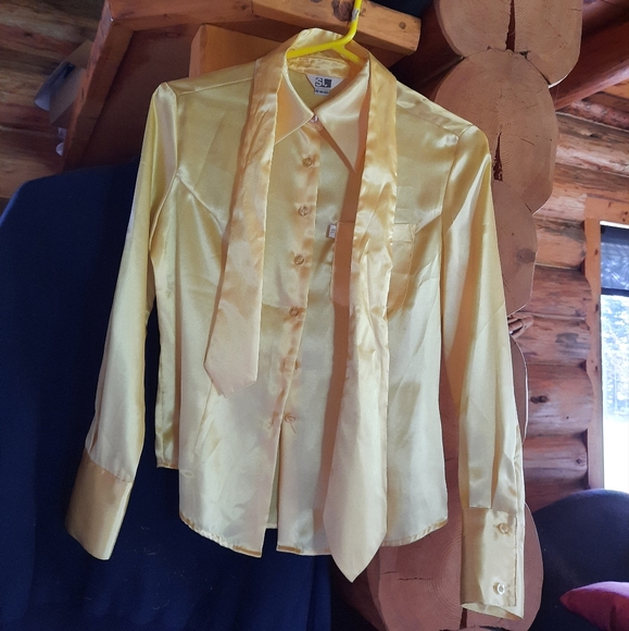 Woman's yellow shirt - Picture 4 of 11